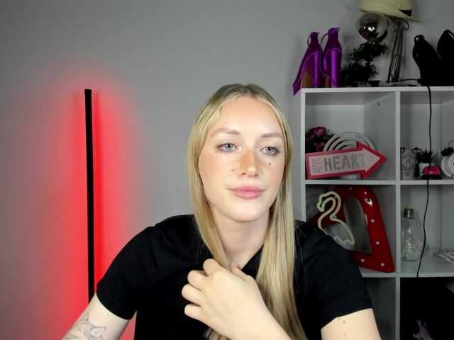 EvelynBlond live cam on BongaCams