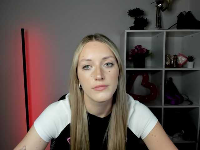 EvelynBlond live cam on BongaCams