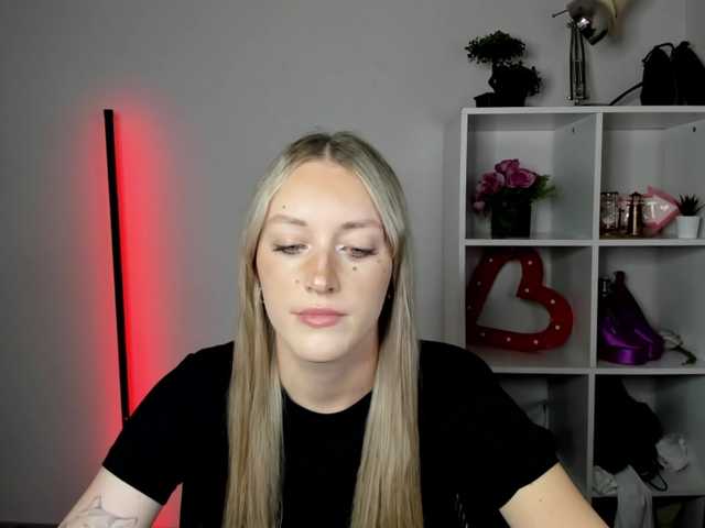 EvelynBlond live cam on BongaCams