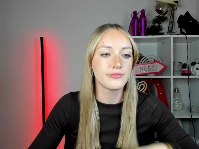 EvelynBlond26 webcam