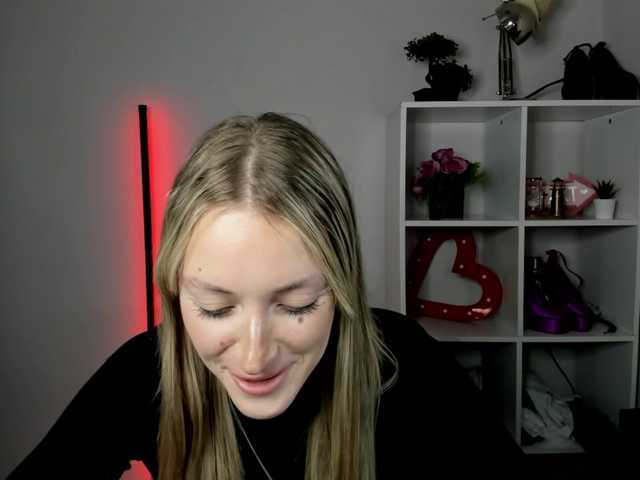 EvelynBlond live cam on BongaCams