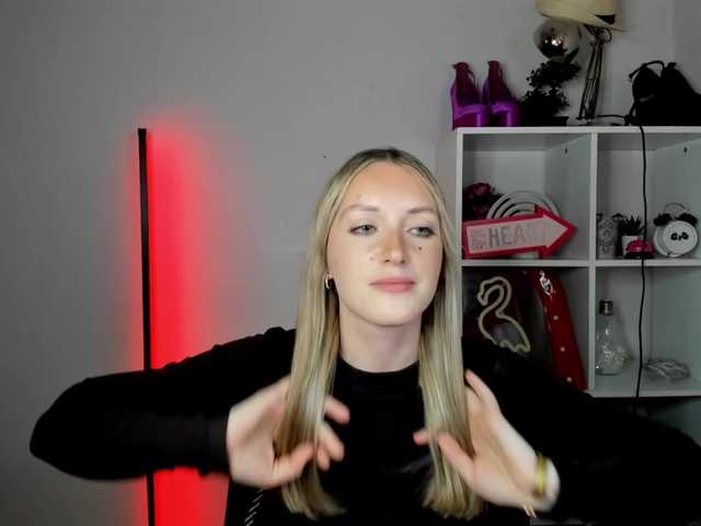 EvelynBlond live cam on BongaCams