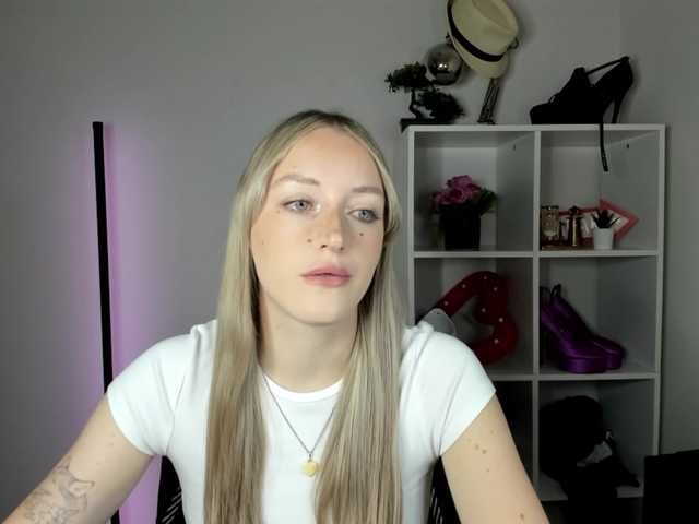 EvelynBlond26 live cam preview