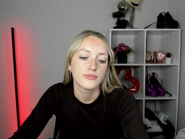 EvelynBlond live cam on BongaCams