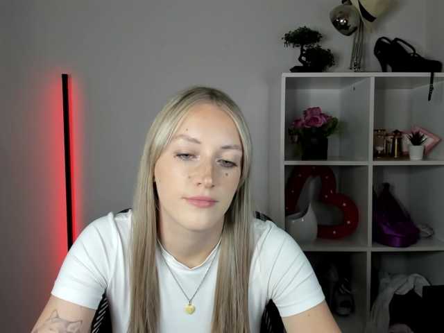 EvelynBlond live cam on BongaCams