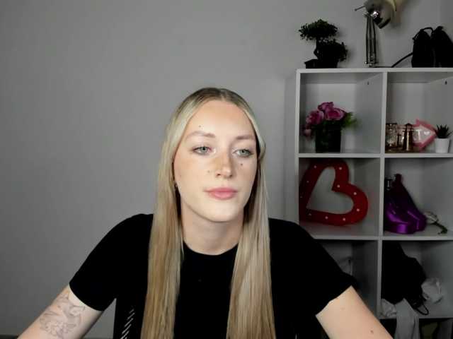 EvelynBlond live cam on BongaCams