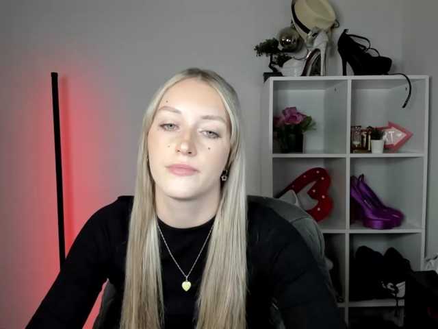 EvelynBlond live cam on BongaCams