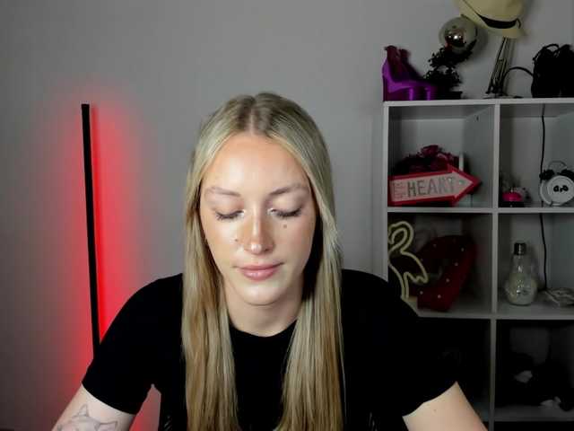 EvelynBlond live cam on BongaCams