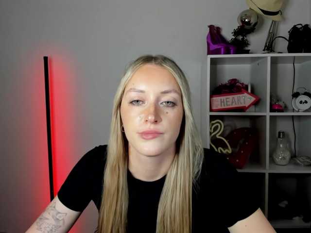 EvelynBlond live cam on BongaCams