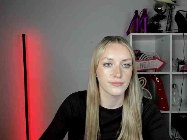 EvelynBlond26 webcam