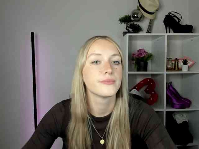 EvelynBlond26 webcam