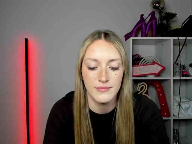 EvelynBlond26 webcam