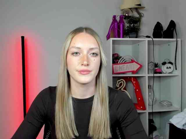 EvelynBlond26 webcam
