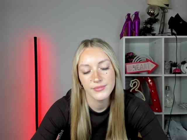 EvelynBlond26 webcam