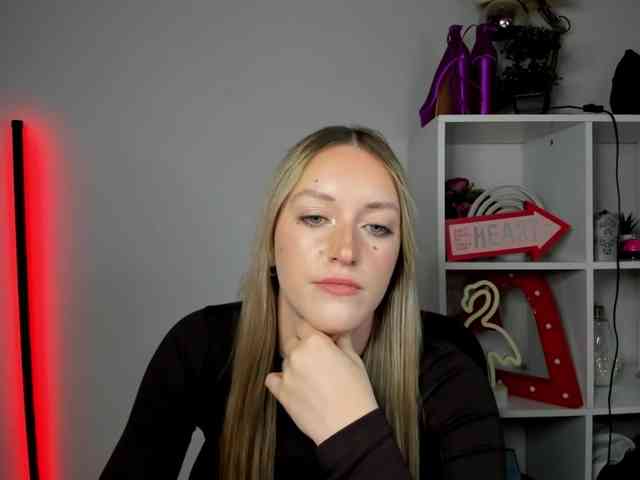 Model: EvelynBlond26