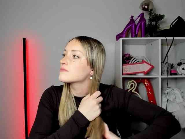 EvelynBlond26 webcam