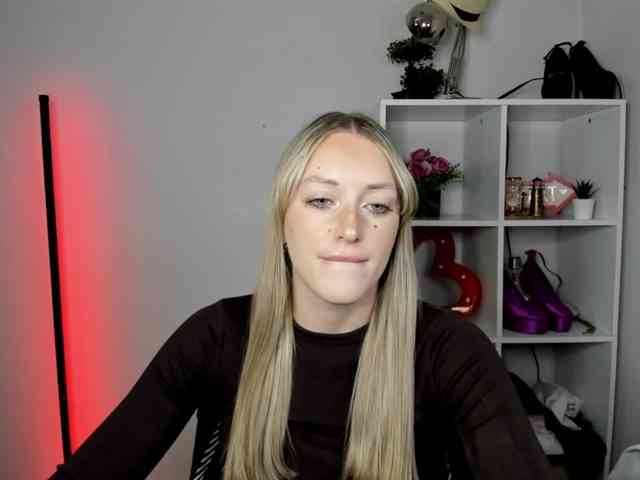 EvelynBlond26 webcam