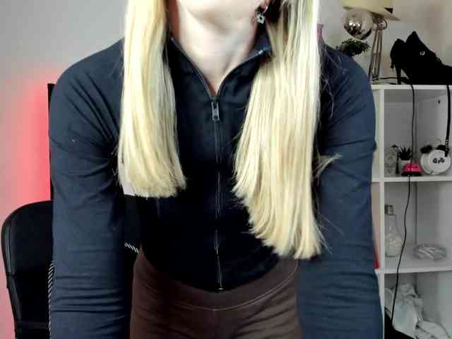 EvelynBlond26 webcam