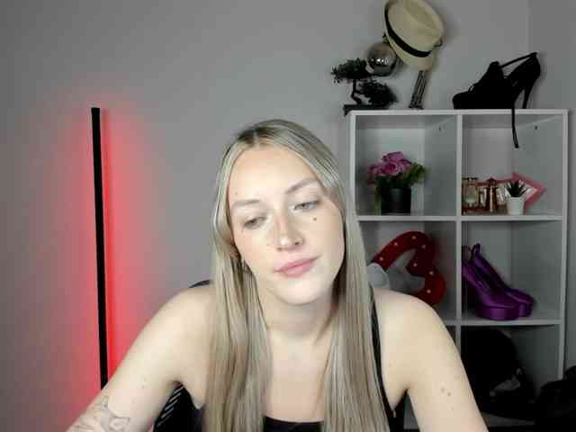 Model: EvelynBlond26