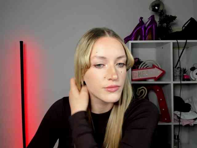 Model: EvelynBlond26