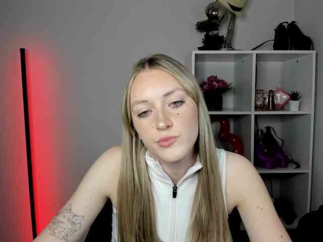 EvelynBlond26 webcam