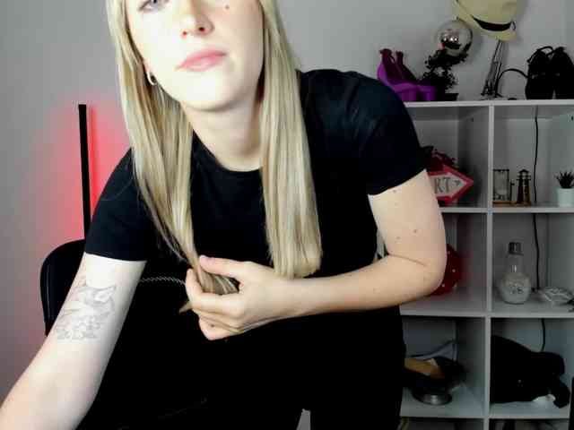 EvelynBlond26 webcam