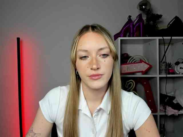 EvelynBlond26 webcam