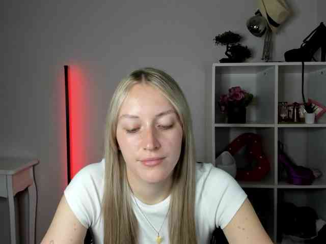 EvelynBlond26 webcam