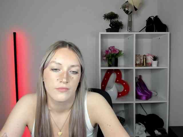 Model: EvelynBlond26