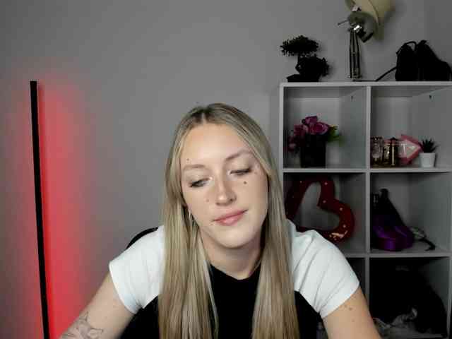 EvelynBlond26 webcam