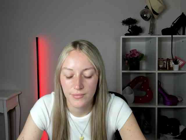 EvelynBlond26 webcam