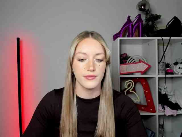 EvelynBlond26 webcam