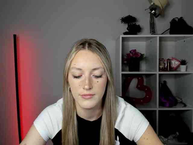 EvelynBlond26 webcam