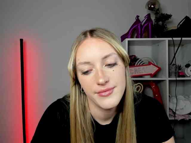 EvelynBlond26 webcam