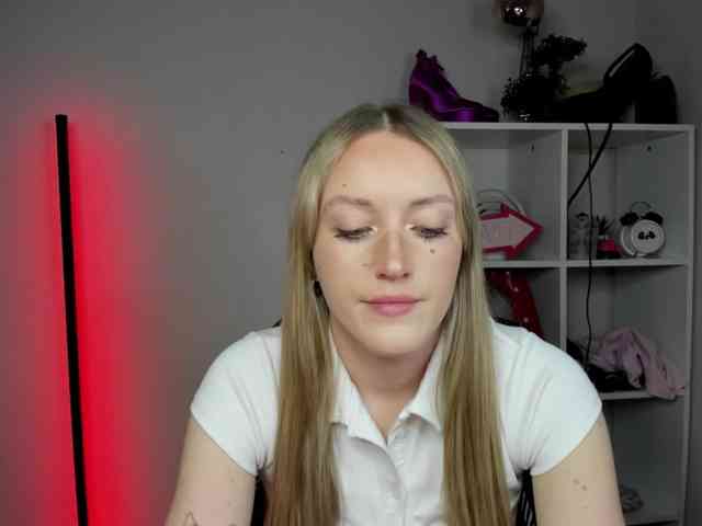 EvelynBlond26