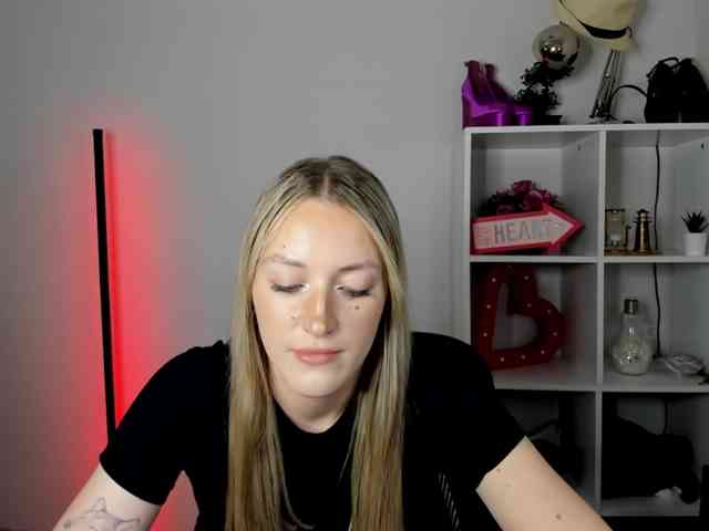 EvelynBlond26 webcam