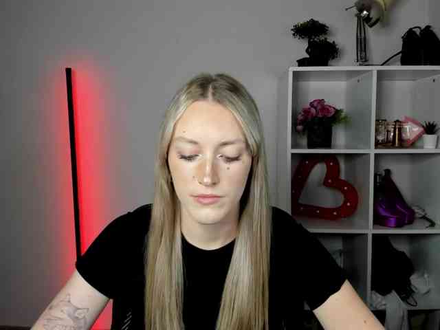 EvelynBlond26 webcam