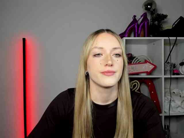 EvelynBlond26 webcam