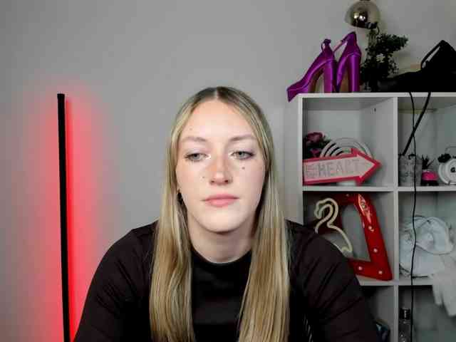 EvelynBlond26 webcam