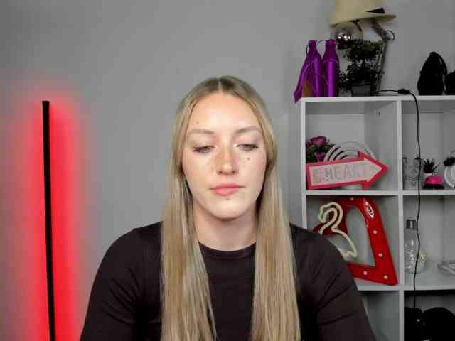 EvelynBlond26 webcam