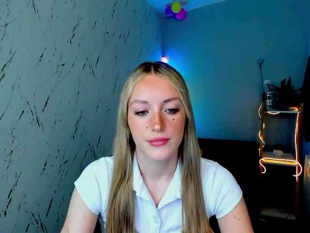 EvelynBlond26 webcam
