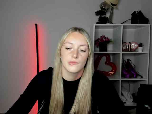 EvelynBlond26 webcam