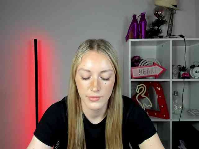 EvelynBlond26 webcam