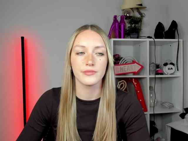 EvelynBlond26 webcam