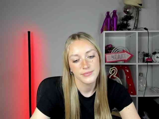 EvelynBlond26 webcam