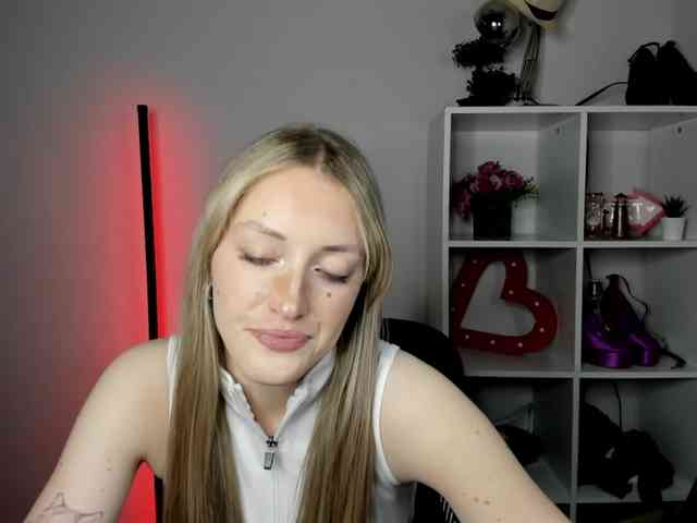 EvelynBlond26 webcam