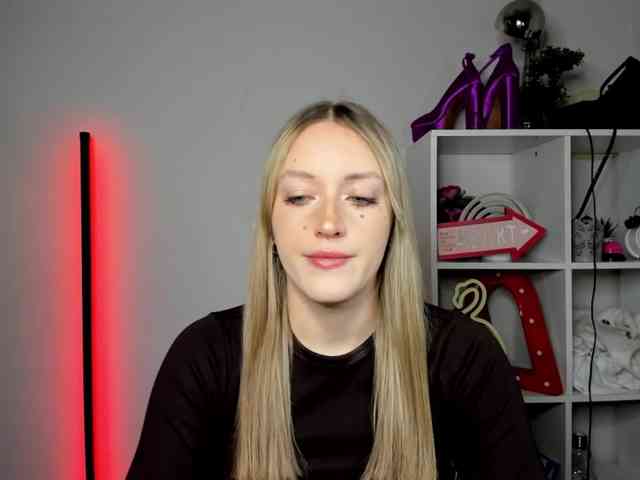 EvelynBlond26 webcam