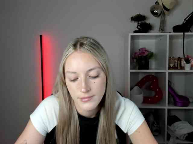 EvelynBlond26 webcam