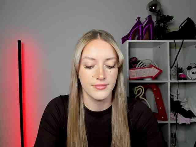 EvelynBlond26 webcam