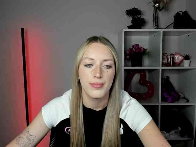 EvelynBlond26 webcam